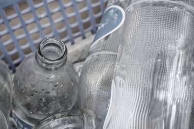 Boş beyaz cam şişelerin geri dönüşüm konseptini kapat