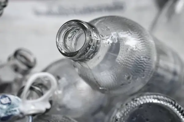 空の白ガラス瓶の閉鎖リサイクルコンセプト — ストック写真
