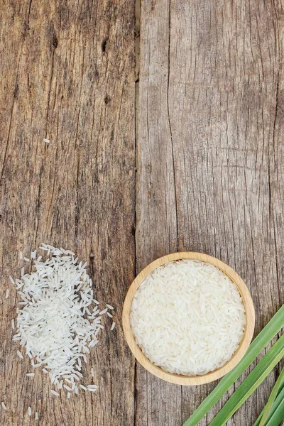 Rohes Weißes Reiskorn Auf Braunem Holztischhintergrund — Stockfoto