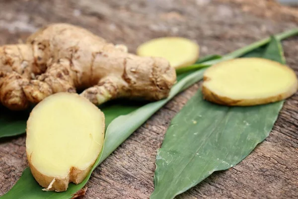 Ingwerwurzel Tropisches Kraut Auf Braunem Holz Tischhintergrund — Stockfoto