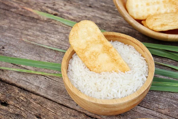 Galletas Arroz Japonesas Senbei Sobre Fondo Mesa Madera Marrón —  Fotos de Stock