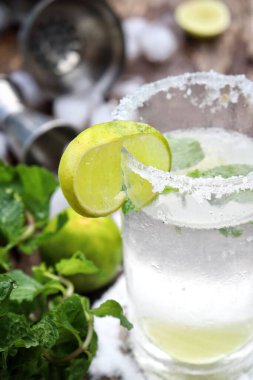 Margarita kokteyli, limon tuzu ve nane yaprağı yapıyorum.