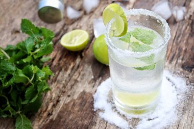 Margarita kokteyli, limon tuzu ve nane yaprağı yapıyorum.