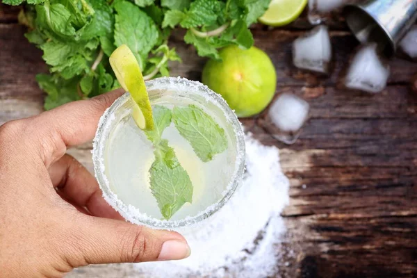 Göra Margarita Cocktail Kalk Salt Och Mynta Blad — Stockfoto