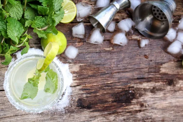 Göra Margarita Cocktail Kalk Salt Och Mynta Blad — Stockfoto