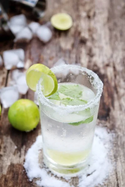 Preparare Cocktail Margarita Sale Lime Foglie Menta — Foto Stock
