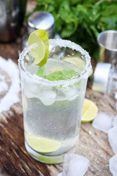 Making Margarita Cocktail Lime Salt Mint Leaves — Stock Photo, Image