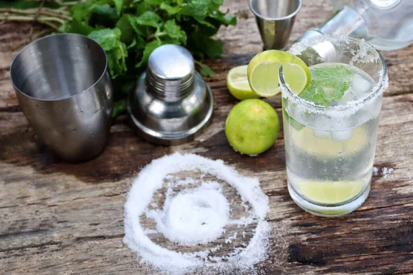 Margarita Kokteyli Limon Tuzu Nane Yaprağı Yapıyorum — Stok fotoğraf