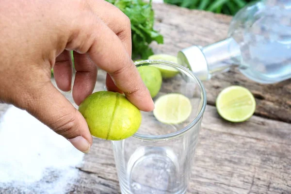 Preparare Cocktail Margarita Sale Lime Foglie Menta — Foto Stock