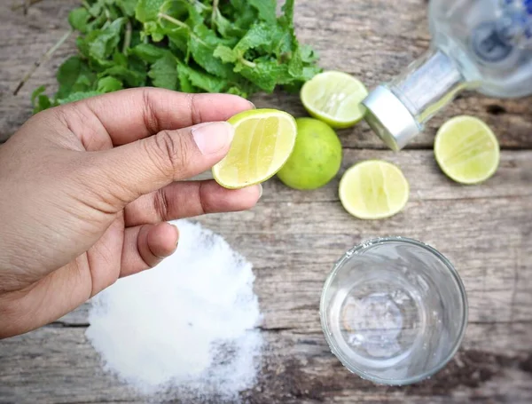 Margarita Kokteyli Limon Tuzu Nane Yaprağı Yapıyorum — Stok fotoğraf