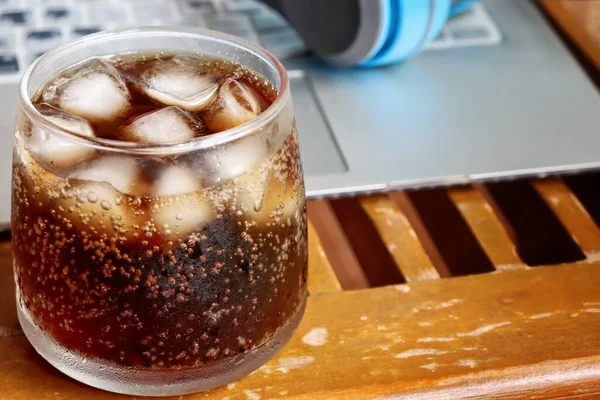 Bebida Cola Con Cubitos Hielo Portátil Con Auriculares Trabajo Desde —  Fotos de Stock