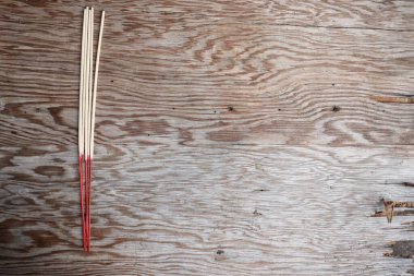 Kahverengi kızılderili tütsü aroması kahverengi ahşap masa arkasına yapışıyor.