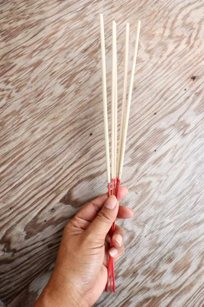 Palitos Aroma Incienso Indio Marrón Mano Sobre Fondo Mesa Madera — Foto de Stock