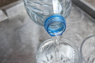 Gri zemin üzerine su içeceği dökmek