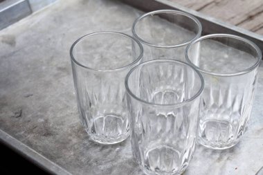 Gri arkaplanda boş cam bulaşık takımını kapat