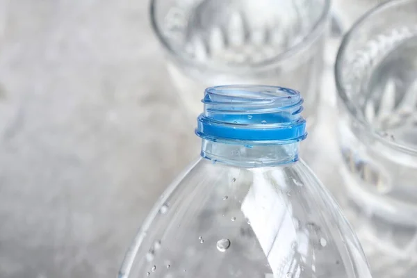 Vatten Dricka Flaskor Och Vatten Glas Grå Bakgrund — Stockfoto