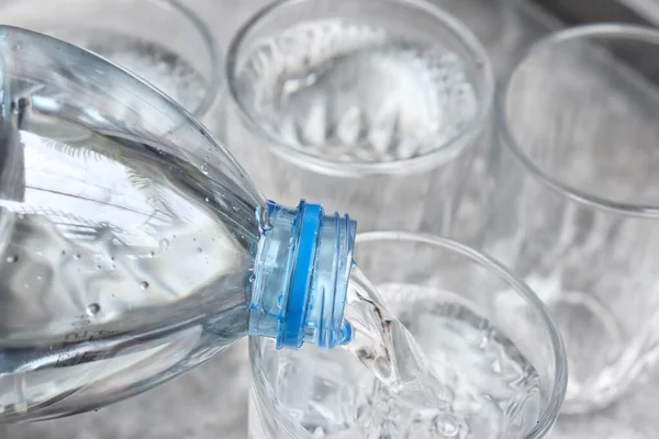 Häll Vatten Dryck Glas Grå Bakgrund — Stockfoto
