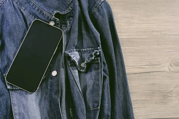 Smart Phone Jacket Dżinsy Tle Drewnianego Stołu — Zdjęcie stockowe