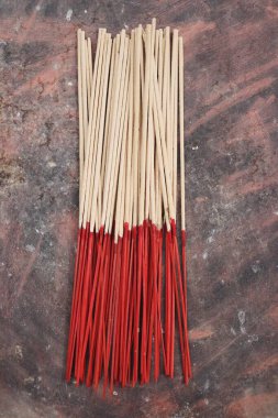 Esmer Hint tütsü aroması eski masa arkasına yapışıyor.