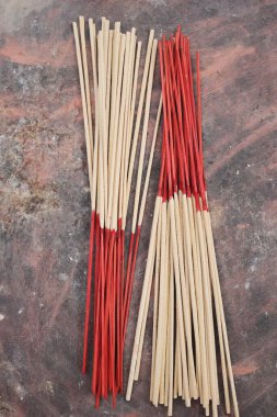 Esmer Hint tütsü aroması eski masa arkasına yapışıyor.