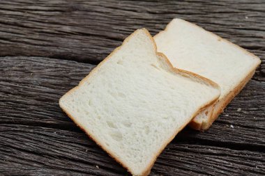 Dilimlenmiş somun beyaz ekmeğe yakın kahvaltı yemeği.