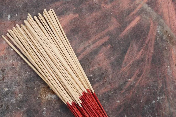 Bruine Indiaanse Wierook Aroma Sticks Oude Tafel Achtergrond — Stockfoto
