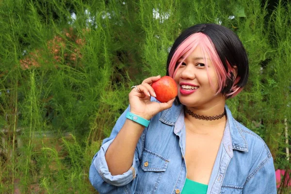 Retrato Mulher Asiática Comendo Maçã Vermelha Mão — Fotografia de Stock