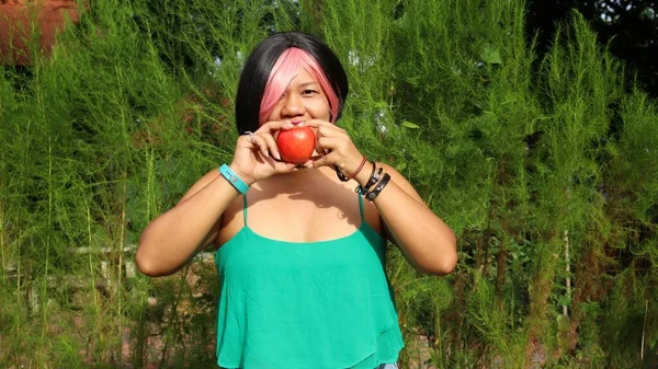 Retrato Una Mujer Asiática Comiendo Manzana Roja Mano —  Fotos de Stock