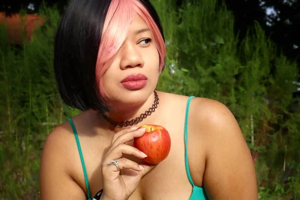 Retrato Mulher Asiática Comendo Maçã Vermelha Mão — Fotografia de Stock