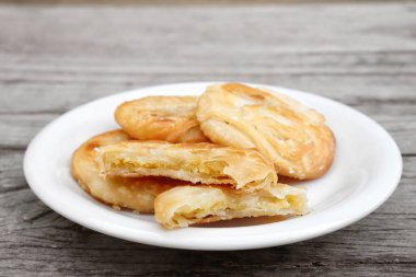 Tahta masa arkasındaki tabakta Kore usulü krep var.