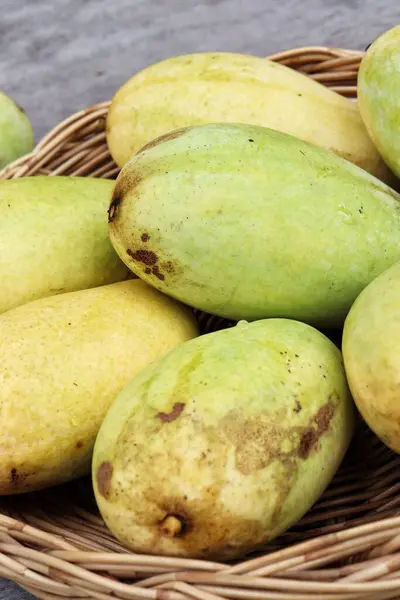 Gul Mango Tropisk Frukt Asien Mat Trä Bord Bakgrund — Stockfoto