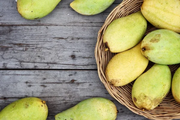 Gul Mango Tropisk Frukt Asien Mat Trä Bord Bakgrund — Stockfoto