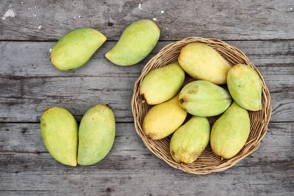 Gul Mango Tropisk Frukt Asien Mat Trä Bord Bakgrund — Stockfoto