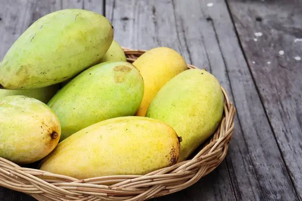 Gul Mango Tropisk Frukt Asien Mat Trä Bord Bakgrund — Stockfoto