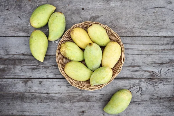 Gul Mango Tropisk Frukt Asien Mat Trä Bord Bakgrund — Stockfoto