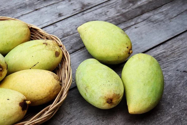 Gul Mango Tropisk Frukt Asien Mat Trä Bord Bakgrund — Stockfoto