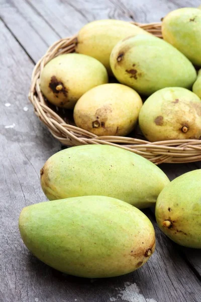 Gul Mango Tropisk Frukt Asien Mat Trä Bord Bakgrund — Stockfoto