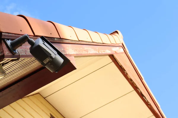 Cámara Seguridad Cctv Casa Del Techo Cielo Azul —  Fotos de Stock