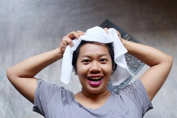 Schöne Von Asien Frauenporträt Mit Wischen Sie Die Haare — Stockfoto
