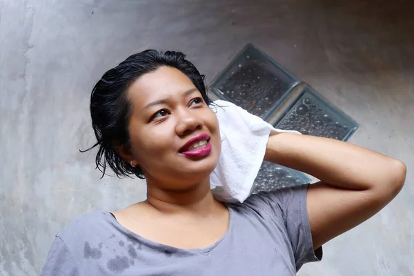Indah Potret Wanita Asia Dengan Menyeka Rambut — Stok Foto