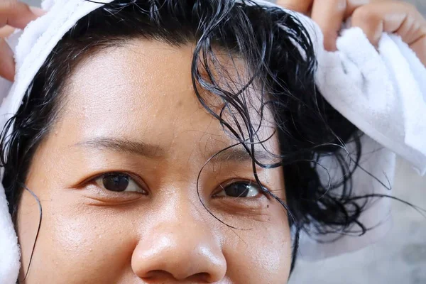 Indah Potret Wanita Asia Dengan Menyeka Rambut — Stok Foto