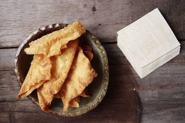 Ahşap arka planda kızarmış Çin yemeği.