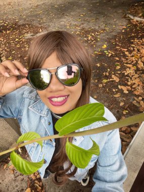 Asya kadınının güzel portresi mutlu bir gülümseme selfie çekiyor.