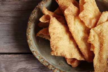 Ahşap arka planda kızarmış Çin yemeği.