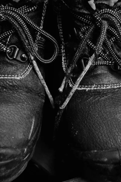 Черный Белый Крупный План Черной Обуви Безопасности Кожаные Ботинки — стоковое фото
