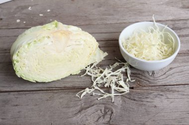 Ahşap masa arkasında doğranmış taze lahana Çin sebzesi.