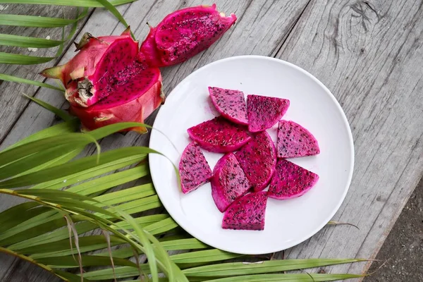 Dragón Rojo Salud Tropical Fruta Verano Sobre Fondo Tabla Madera —  Fotos de Stock