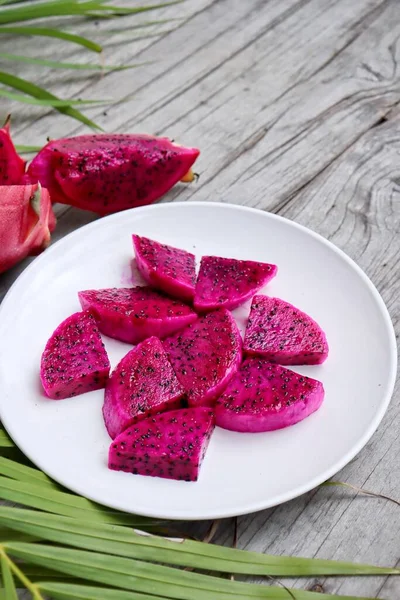 Rode Draak Tropisch Gezondheid Zomer Fruit Bruin Hout Tafel Achtergrond — Stockfoto