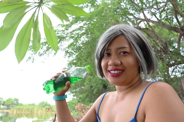 Portrait Asia Woman Drinking Green Soda Soft Drink — Stock fotografie