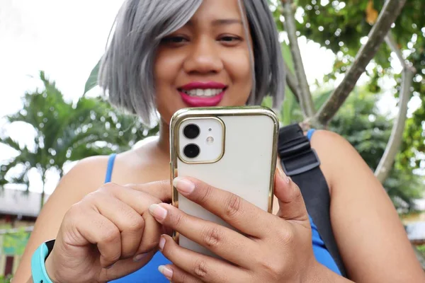 亚洲女人手持智能手机的肖像 — 图库照片